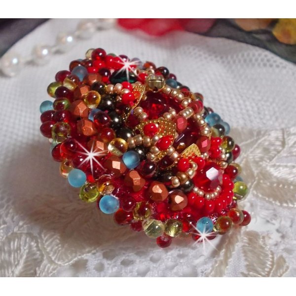 Mia Ring bestickt mit einem Barock Vintage Asian Ruby Cabochon und sehr feinen Perlen.
