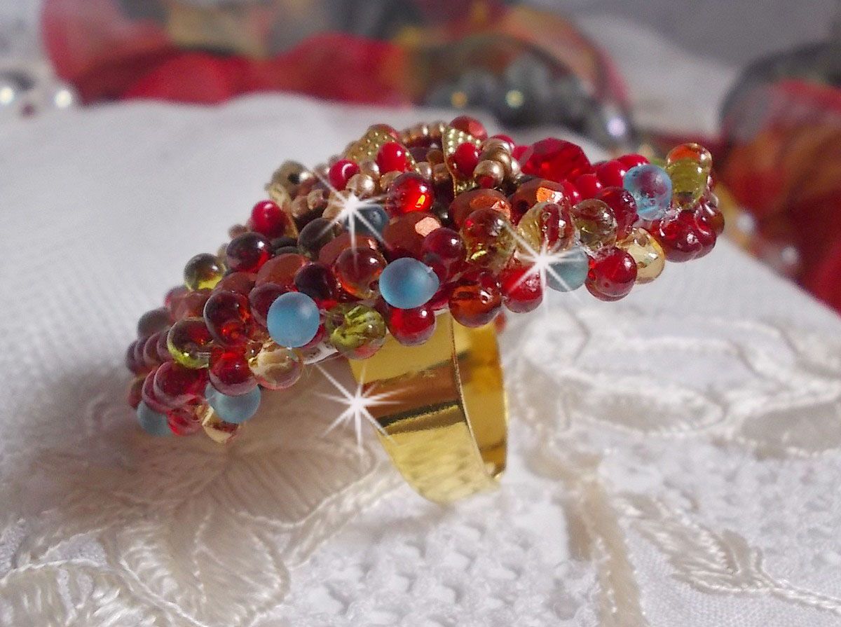 Mia Ring bestickt mit einem Barock Vintage Asian Ruby Cabochon und sehr feinen Perlen.