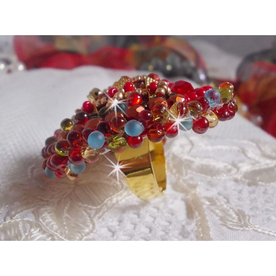 Mia Ring bestickt mit einem Barock Vintage Asian Ruby Cabochon und sehr feinen Perlen.