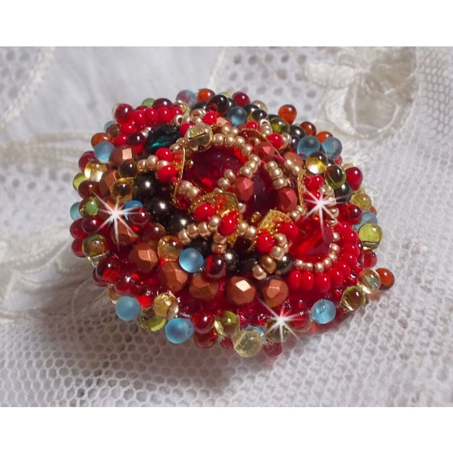 Mia Ring bestickt mit einem Barock Vintage Asian Ruby Cabochon und sehr feinen Perlen.