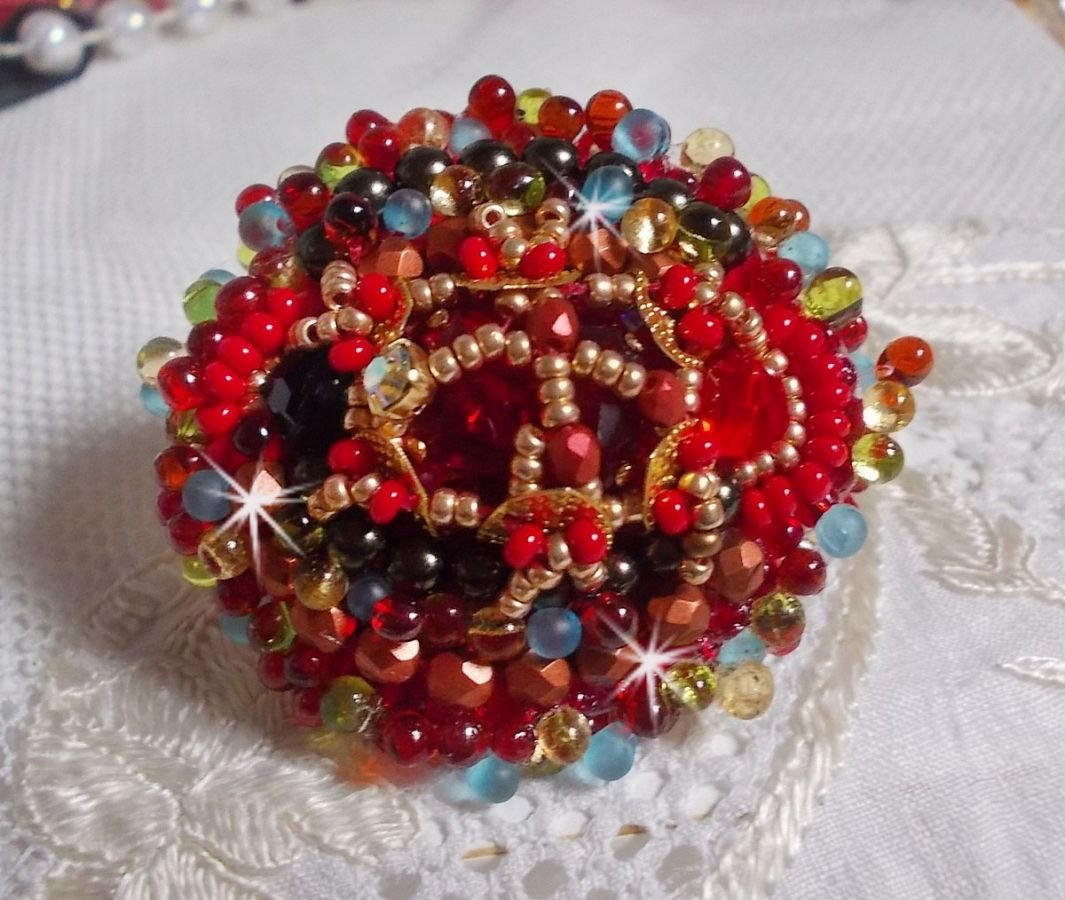 Mia Ring bestickt mit einem Barock Vintage Asian Ruby Cabochon und sehr feinen Perlen.