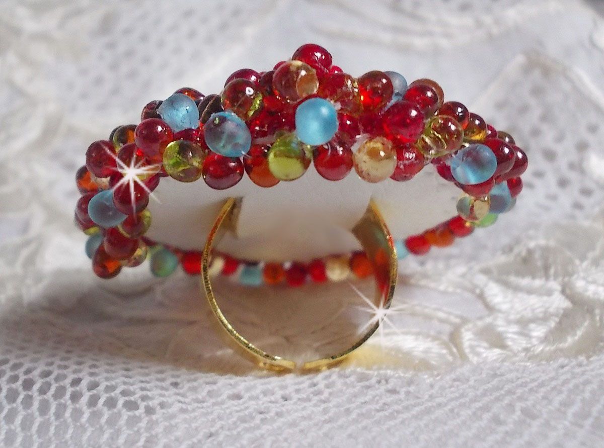 Mia Ring bestickt mit einem Barock Vintage Asian Ruby Cabochon und sehr feinen Perlen.