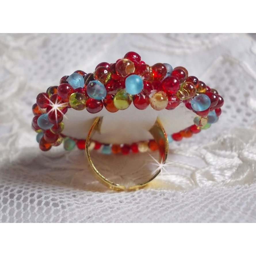 Mia Ring bestickt mit einem Barock Vintage Asian Ruby Cabochon und sehr feinen Perlen.