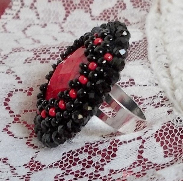 Midnight in Paris Ring bestickt mit rotem facettiertem Cabochon und schwarzen runden Perlen