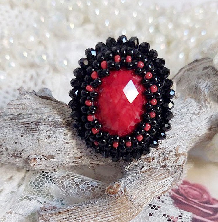 Midnight in Paris Ring bestickt mit rotem facettiertem Cabochon und schwarzen runden Perlen