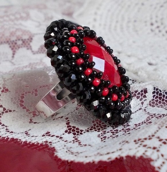 Midnight in Paris Ring bestickt mit rotem facettiertem Cabochon und schwarzen runden Perlen