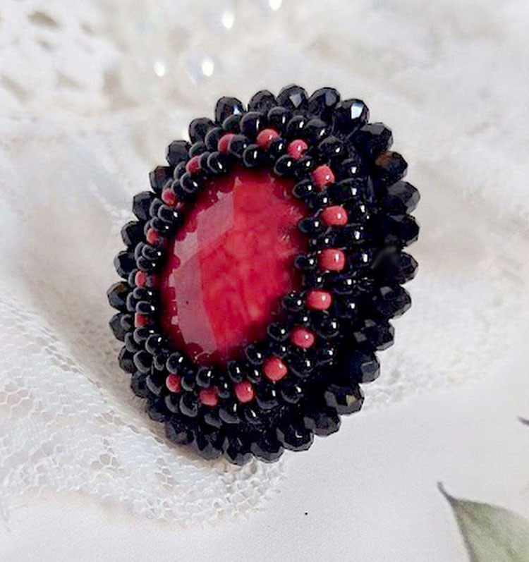 Midnight in Paris Ring bestickt mit rotem facettiertem Cabochon und schwarzen runden Perlen