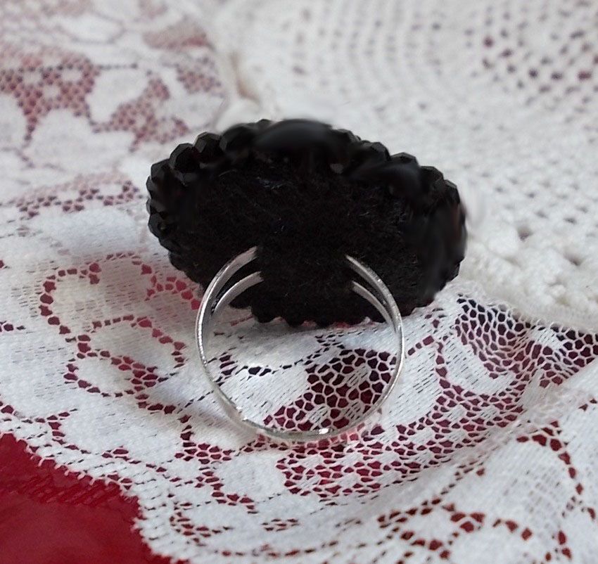 Midnight in Paris Ring bestickt mit rotem facettiertem Cabochon und schwarzen runden Perlen