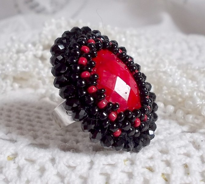 Midnight in Paris Ring bestickt mit rotem facettiertem Cabochon und schwarzen runden Perlen