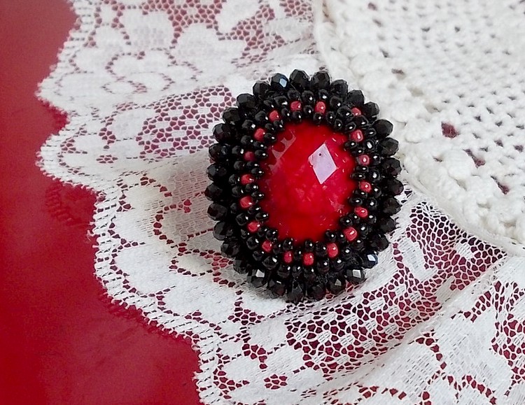 Midnight in Paris Ring bestickt mit rotem facettiertem Cabochon und schwarzen runden Perlen