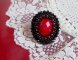 Midnight in Paris Ring bestickt mit rotem facettiertem Cabochon und schwarzen runden Perlen