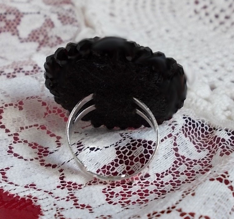 Midnight in Paris Ring bestickt mit rotem facettiertem Cabochon und schwarzen runden Perlen