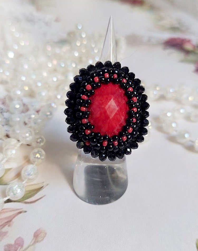 Midnight in Paris Ring bestickt mit rotem facettiertem Cabochon und schwarzen runden Perlen