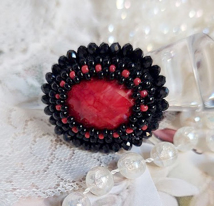 Midnight in Paris Ring bestickt mit rotem facettiertem Cabochon und schwarzen runden Perlen