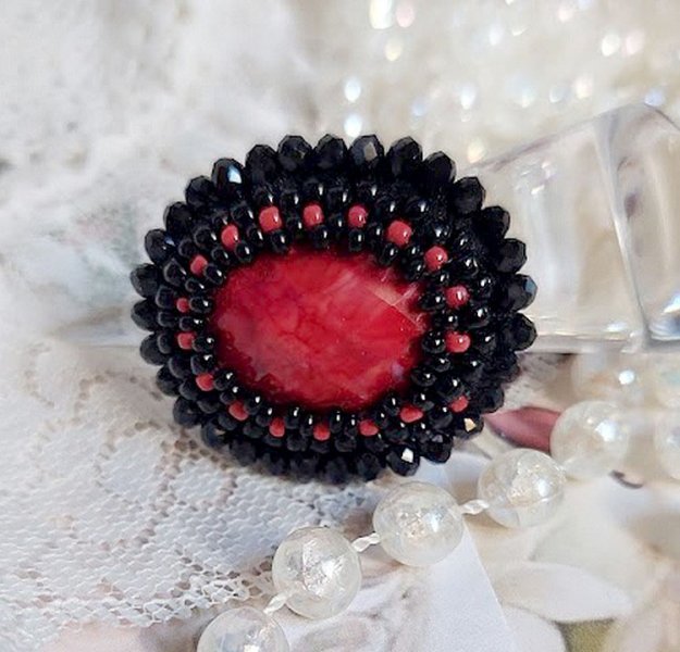 Midnight in Paris Ring bestickt mit rotem facettiertem Cabochon und schwarzen runden Perlen