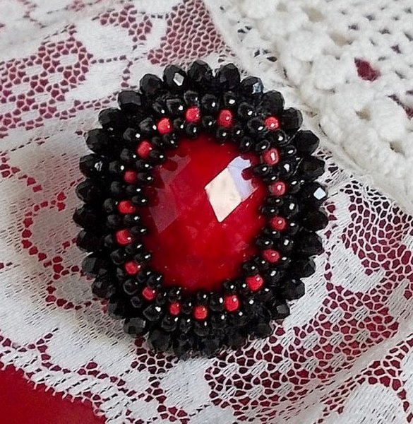 Midnight in Paris Ring bestickt mit rotem facettiertem Cabochon und schwarzen runden Perlen