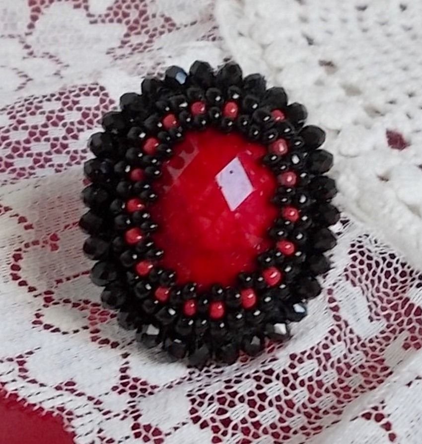 Midnight in Paris Ring bestickt mit rotem facettiertem Cabochon und schwarzen runden Perlen