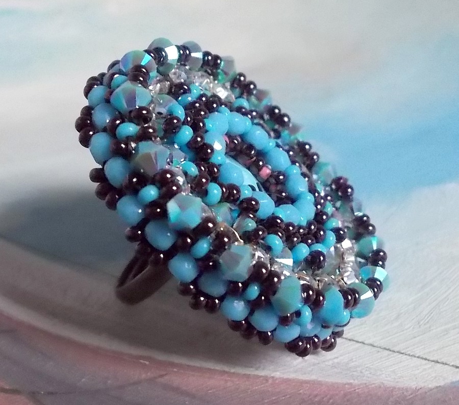 Bestickter Naïade Ring mit einem Cabochon in türkisblauem Harz und Kristall, ein schönes Lichtspiel.