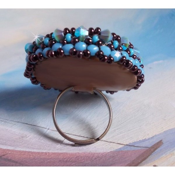 Bestickter Naïade Ring mit einem Cabochon in türkisblauem Harz und Kristall, ein schönes Lichtspiel.