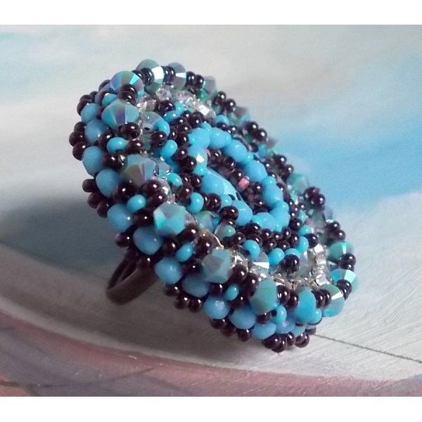 Bestickter Naïade Ring mit einem Cabochon in türkisblauem Harz und Kristall, ein schönes Lichtspiel.