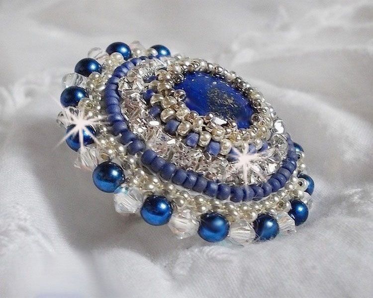 Ring Blauer Nil, bestickt mit einem Lapislazuli und Swarovski-Kristallen