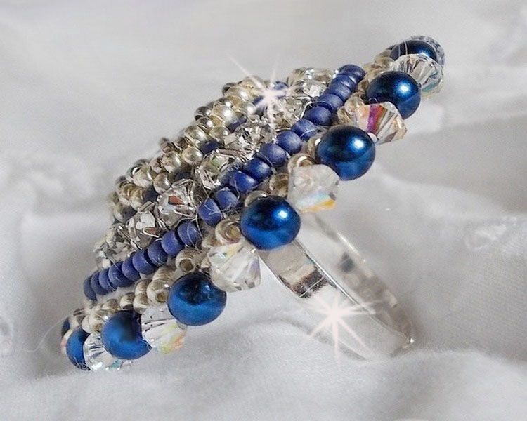 Ring Blauer Nil, bestickt mit einem Lapislazuli und Swarovski-Kristallen