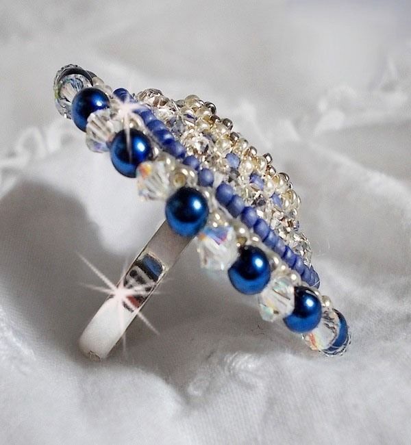 Ring Blauer Nil, bestickt mit einem Lapislazuli und Swarovski-Kristallen