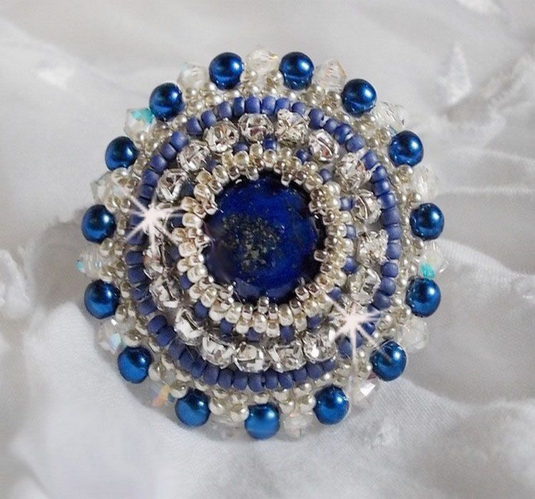 Ring Blauer Nil, bestickt mit einem Lapislazuli und Swarovski-Kristallen