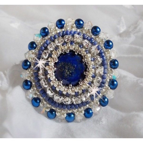 Ring Blauer Nil, bestickt mit einem Lapislazuli und Swarovski-Kristallen