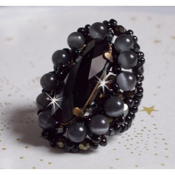 Bague Noire Liberty avec un cabochon en cristal de Swarovski