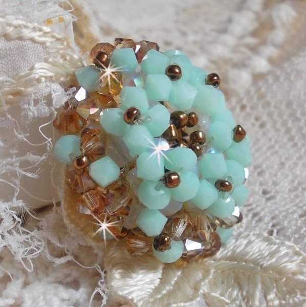 Seerosen-Ring mit Facetten und Kreiseln aus Swarovski-Kristall