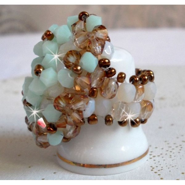 Seerosen-Ring mit Facetten und Kreiseln aus Swarovski-Kristall