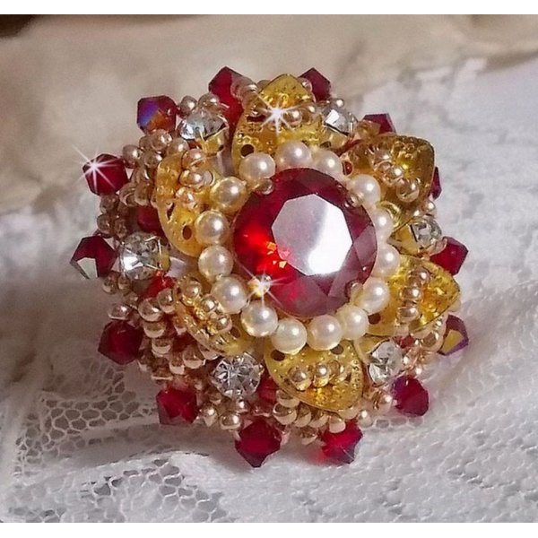 Ring L'Oiseau des Iles Rouge Dor&eacute; bestickt mit Perlmuttperlen, Swarovski-Kristallen, einem sch&ouml;nen Blumenstempel und Rocailles.
