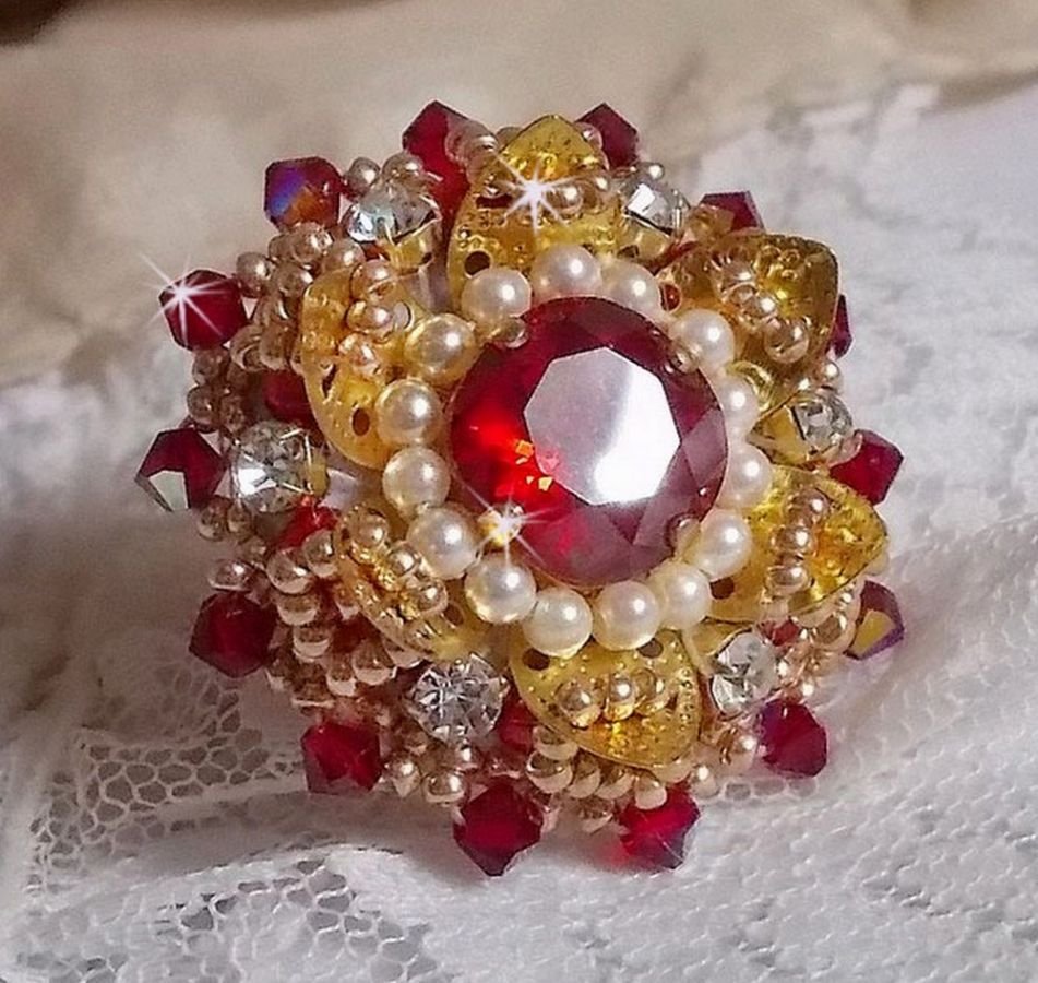 Ring L'Oiseau des Iles Rouge Doré bestickt mit Perlmuttperlen, Swarovski-Kristallen, einem schönen Blumenstempel und Rocailles.