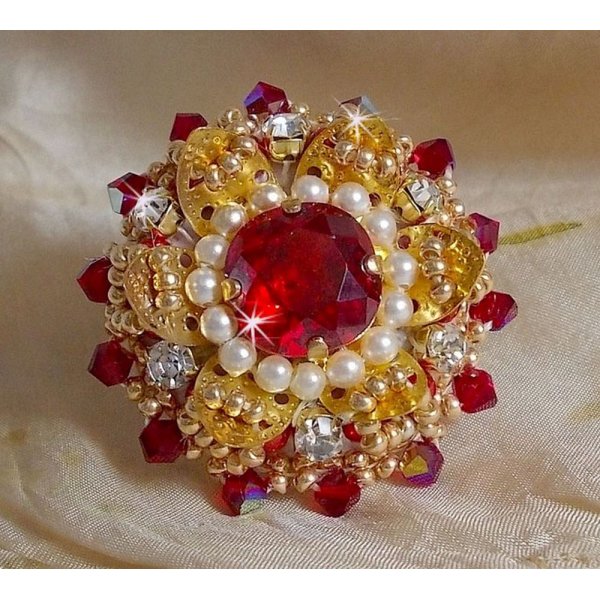 Ring L'Oiseau des Iles Rouge Dor&eacute; bestickt mit Perlmuttperlen, Swarovski-Kristallen, einem sch&ouml;nen Blumenstempel und Rocailles.