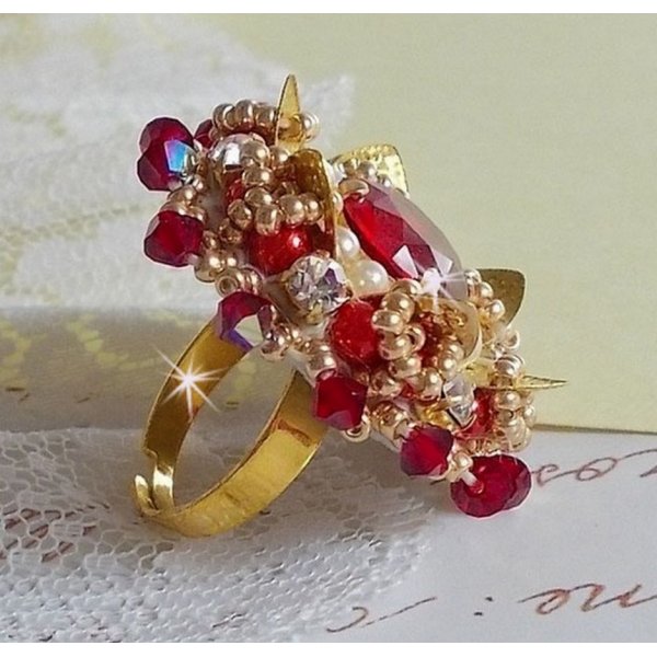Ring L'Oiseau des Iles Rouge Dor&eacute; bestickt mit Perlmuttperlen, Swarovski-Kristallen, einem sch&ouml;nen Blumenstempel und Rocailles.