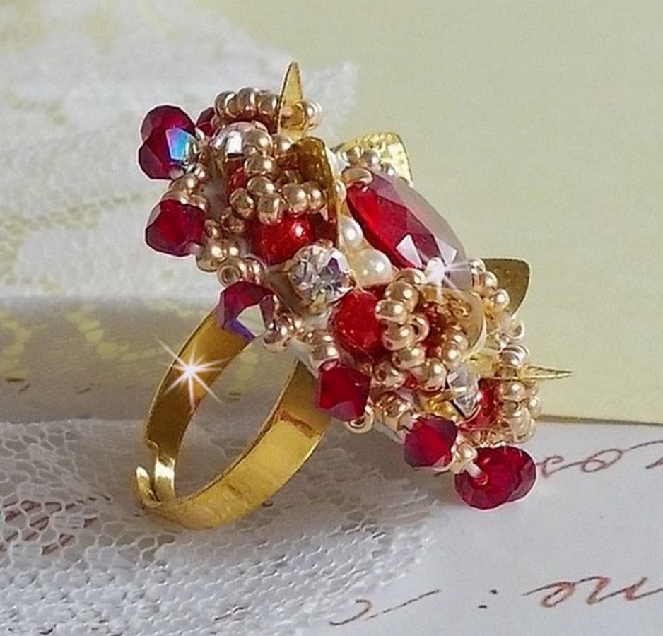 Ring L'Oiseau des Iles Rouge Doré bestickt mit Perlmuttperlen, Swarovski-Kristallen, einem schönen Blumenstempel und Rocailles.