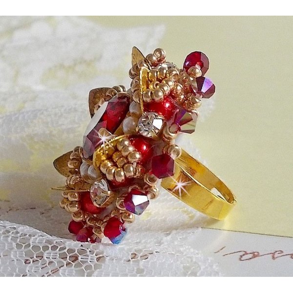 Ring L'Oiseau des Iles Rouge Dor&eacute; bestickt mit Perlmuttperlen, Swarovski-Kristallen, einem sch&ouml;nen Blumenstempel und Rocailles.