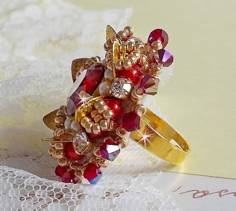 Ring L'Oiseau des Iles Rouge Doré bestickt mit Perlmuttperlen, Swarovski-Kristallen, einem schönen Blumenstempel und Rocailles.