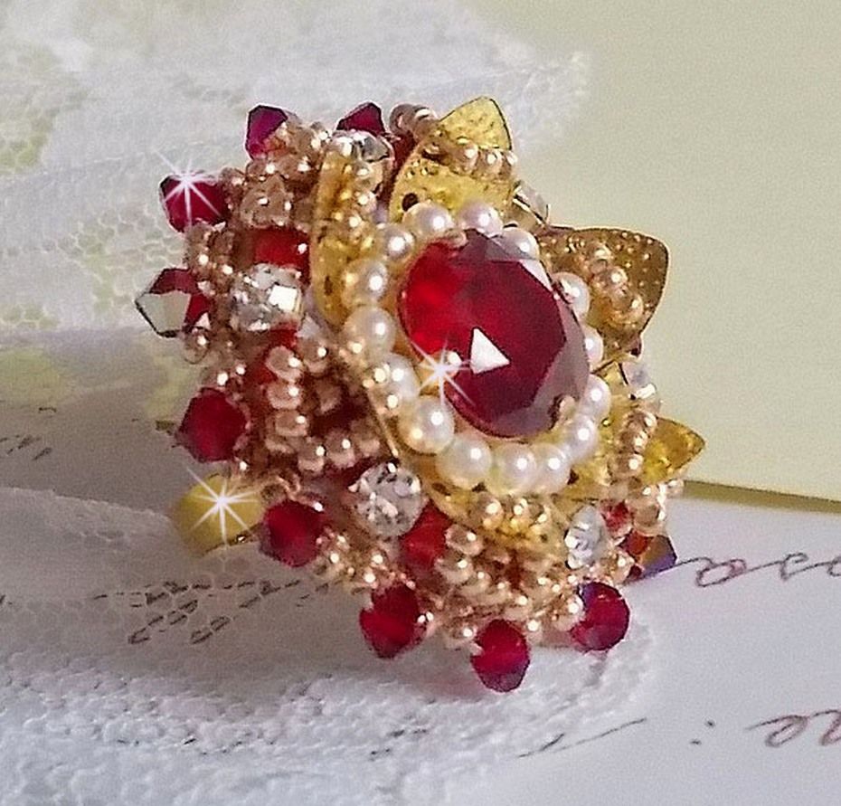 Ring L'Oiseau des Iles Rouge Doré bestickt mit Perlmuttperlen, Swarovski-Kristallen, einem schönen Blumenstempel und Rocailles.