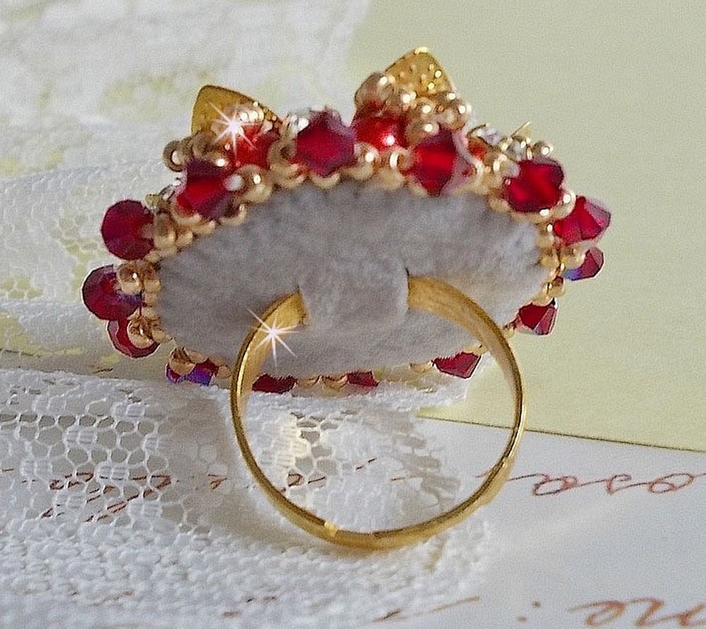 Ring L'Oiseau des Iles Rouge Doré bestickt mit Perlmuttperlen, Swarovski-Kristallen, einem schönen Blumenstempel und Rocailles.