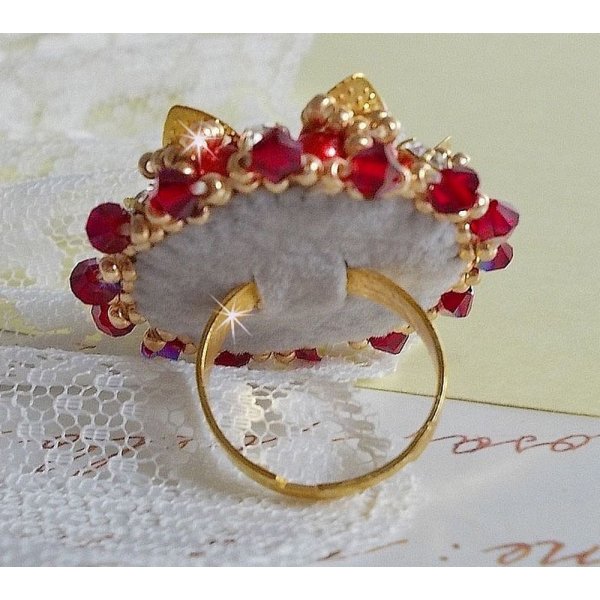 Ring L'Oiseau des Iles Rouge Dor&eacute; bestickt mit Perlmuttperlen, Swarovski-Kristallen, einem sch&ouml;nen Blumenstempel und Rocailles.