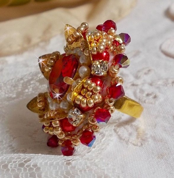 Ring L'Oiseau des Iles Rouge Dor&eacute; bestickt mit Perlmuttperlen, Swarovski-Kristallen, einem sch&ouml;nen Blumenstempel und Rocailles.