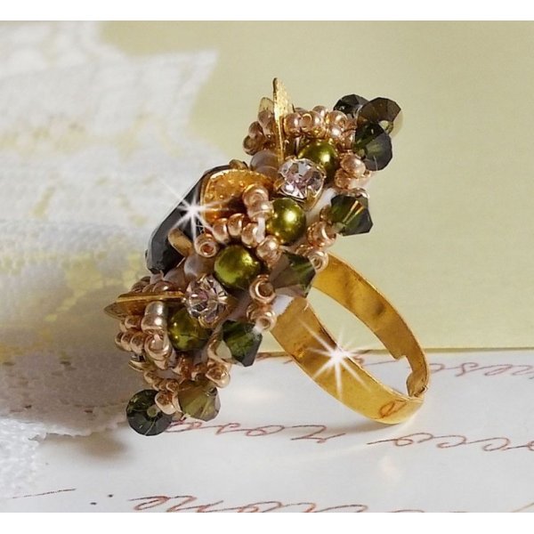 Ring L'Oiseau des Iles Vert Dor&eacute; bestickt mit Swarovski-Kristallen, Chatons, Perlmuttperlen und Rocailles