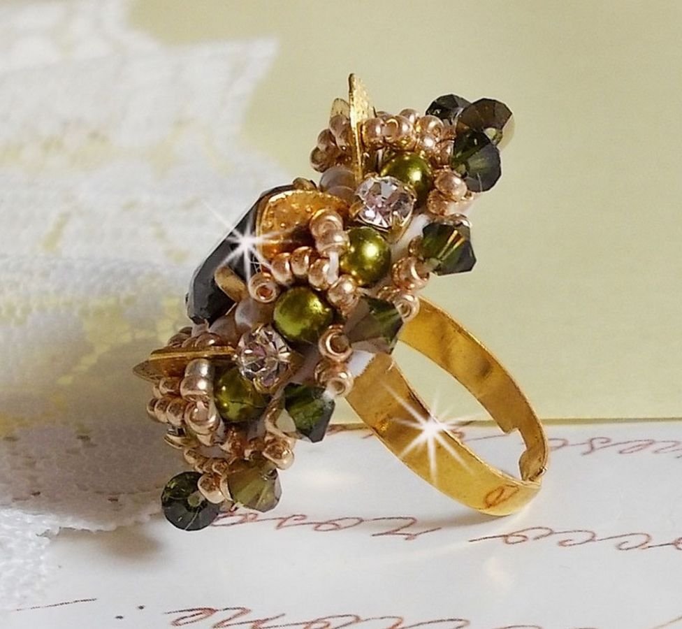 Ring L'Oiseau des Iles Vert Doré bestickt mit Swarovski-Kristallen, Chatons, Perlmuttperlen und Rocailles