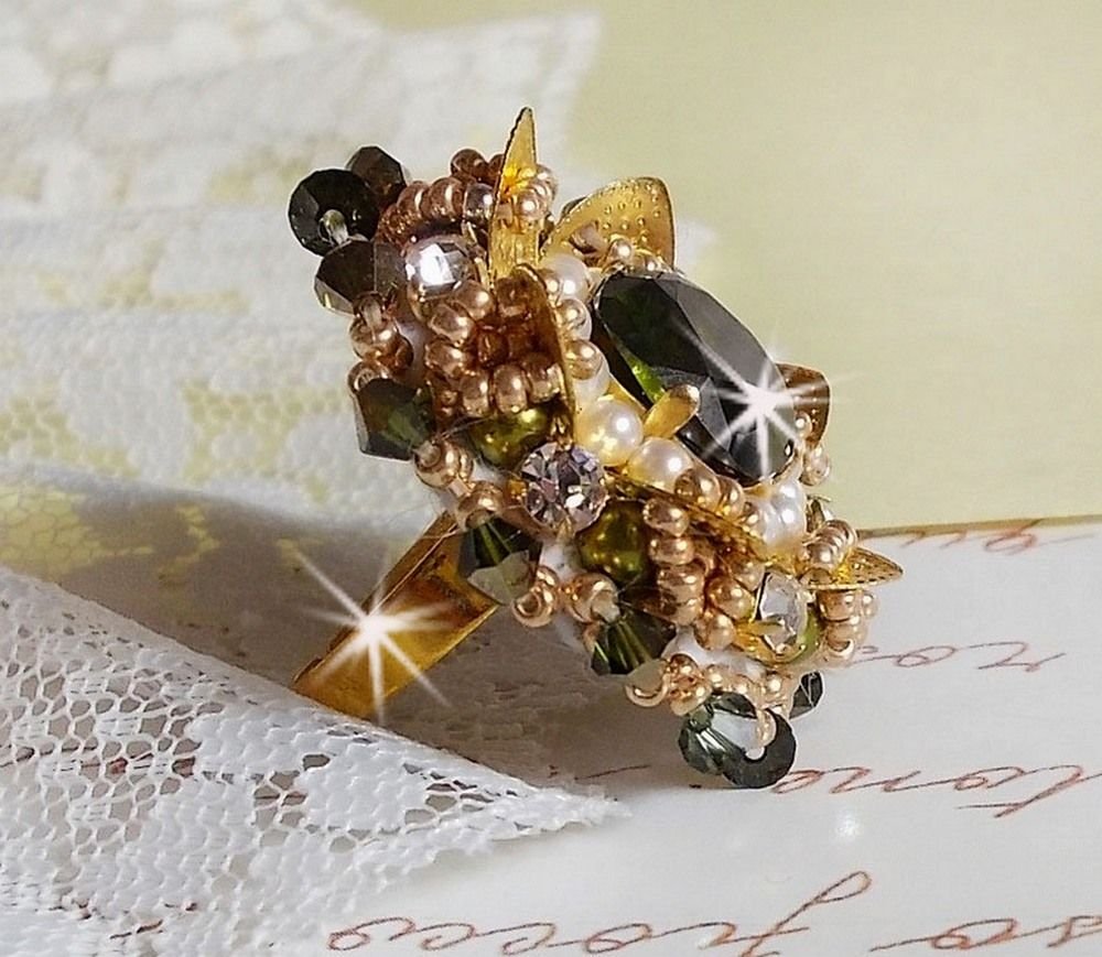 Ring L'Oiseau des Iles Vert Doré bestickt mit Swarovski-Kristallen, Chatons, Perlmuttperlen und Rocailles