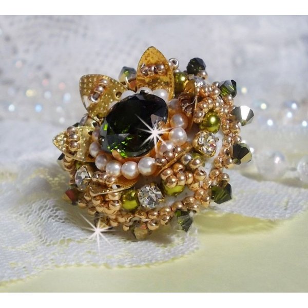 Ring L'Oiseau des Iles Vert Dor&eacute; bestickt mit Swarovski-Kristallen, Chatons, Perlmuttperlen und Rocailles