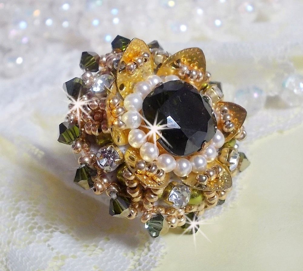 Ring L'Oiseau des Iles Vert Doré bestickt mit Swarovski-Kristallen, Chatons, Perlmuttperlen und Rocailles