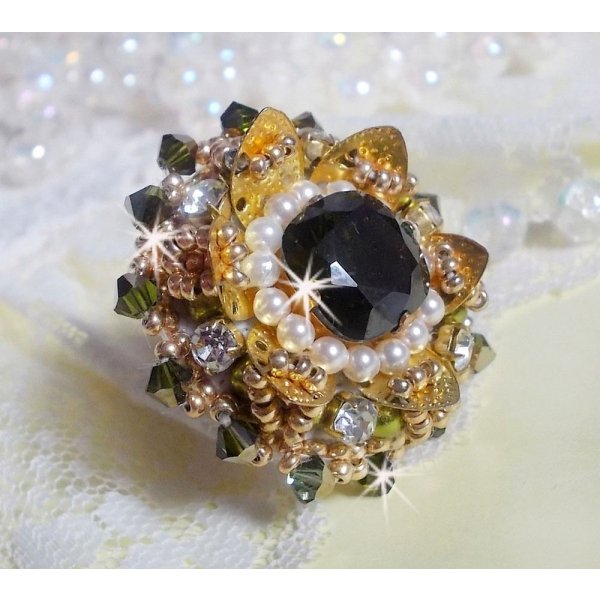 Ring L'Oiseau des Iles Vert Dor&eacute; bestickt mit Swarovski-Kristallen, Chatons, Perlmuttperlen und Rocailles