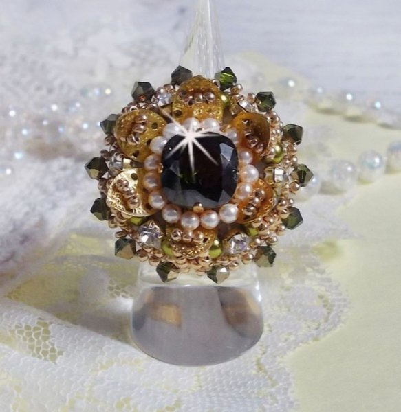 Ring L'Oiseau des Iles Vert Dor&eacute; bestickt mit Swarovski-Kristallen, Chatons, Perlmuttperlen und Rocailles